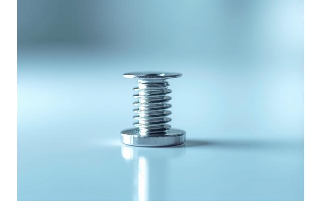 Nahaufnahme einer filigranen medizinischen Schraube oder eines Mini-Implantats