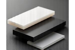 Ein Stapel technischer Kunststoffplatten in verschiedenen Farben